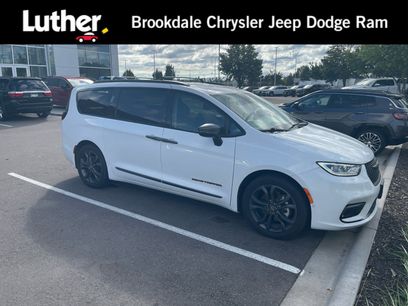 Used 2024 Chrysler Pacifica Touring-L w/ Road Tripper Package