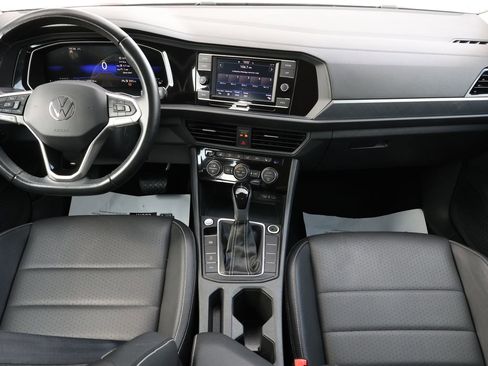 Used 2024 Volkswagen Jetta SE FWD image 2