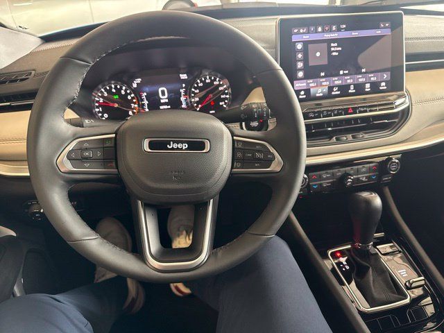 Used 2025 Jeep Compass Limited AWD/4WD image 3