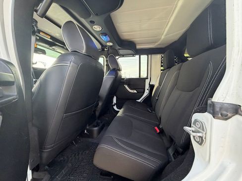 Used 2016 Jeep Wrangler Unlimited Sahara w/ Connectivity Group image 7