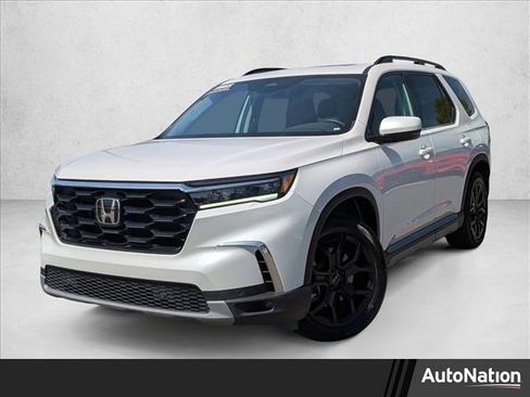 Used 2025 Honda Pilot Touring image 1