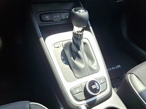 New 2025 Hyundai Venue Limited image 14