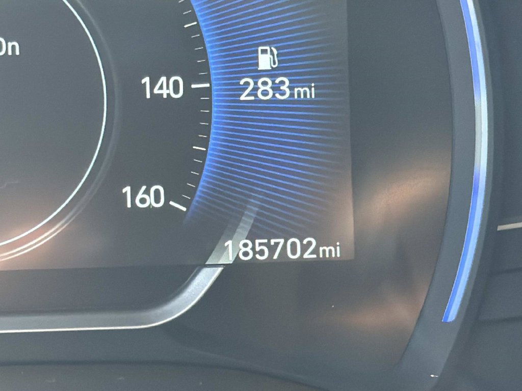 Used 2020 Hyundai Santa Fe SEL FWD image 2