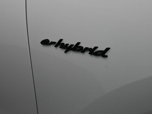 Certified 2025 Porsche Cayenne E-Hybrid w/ Premium Package Plus AWD/4WD image 34