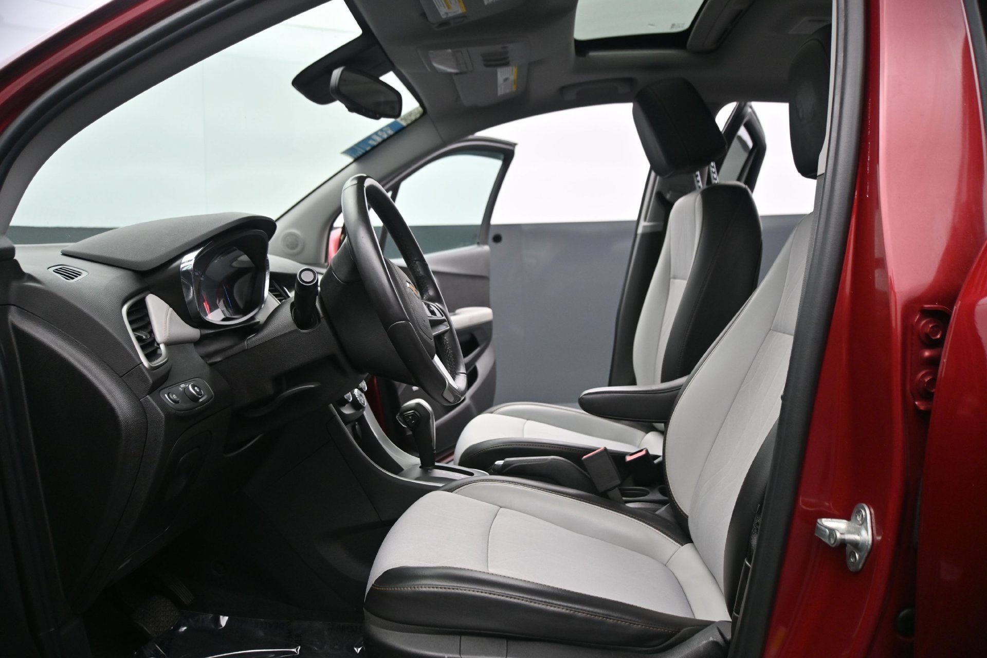 Used 2019 Chevrolet Trax LT w/ Sun & Sound Package AWD/4WD image 19