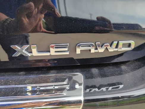 Used 2023 Toyota Highlander XLE AWD/4WD image 9