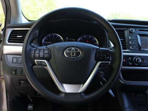 Used 2019 Toyota Highlander LE AWD/4WD image 9