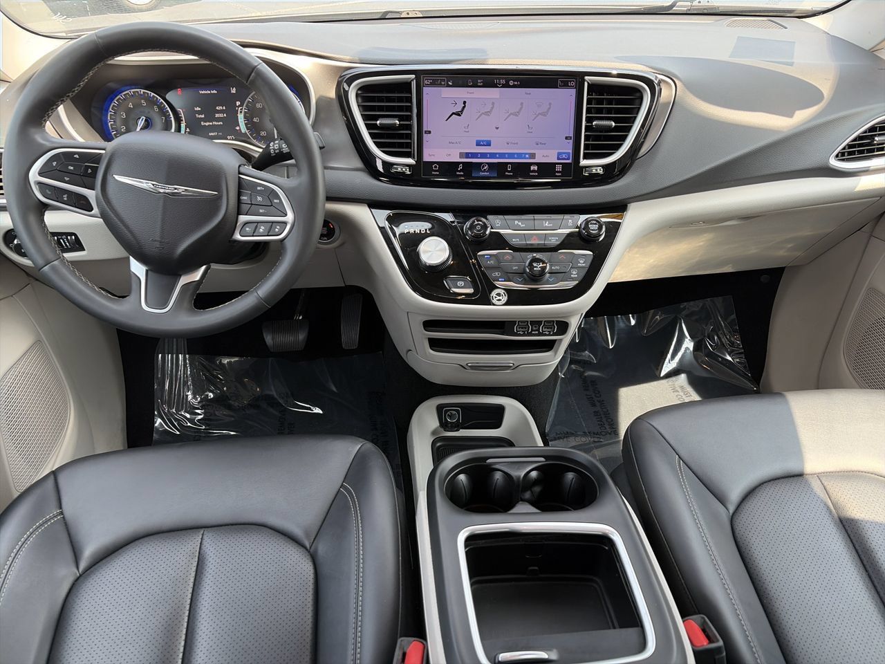 Used 2024 Chrysler Pacifica Touring-L FWD image 2