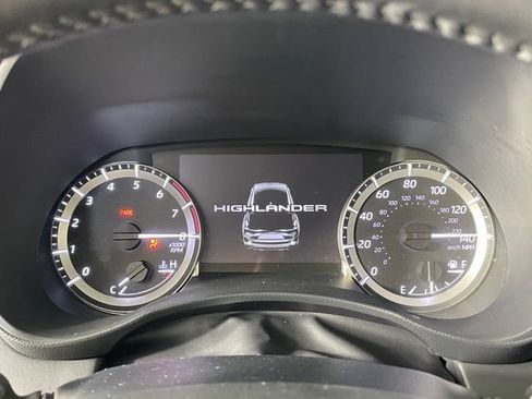 Used 2023 Toyota Highlander LE FWD image 5