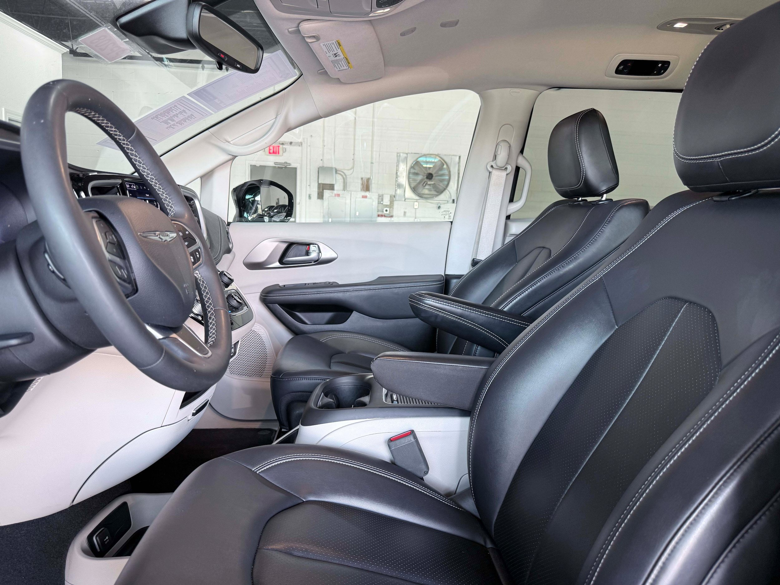 Used 2024 Chrysler Pacifica Limited FWD image 13