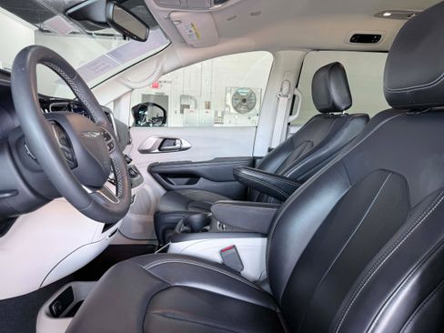 Used 2024 Chrysler Pacifica Limited FWD image 13