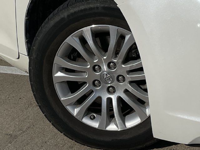 Used 2017 Toyota Sienna XLE Premium FWD image 9