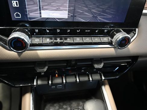 Used 2025 GMC Canyon Denali image 21