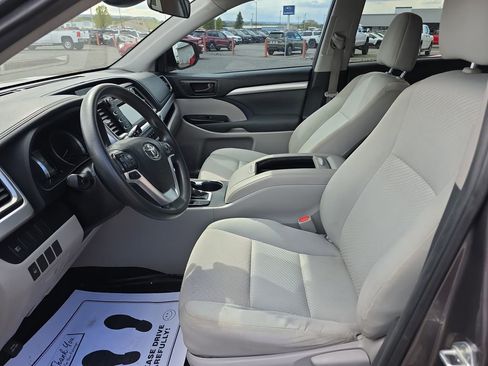 Used 2019 Toyota Highlander LE AWD/4WD image 9
