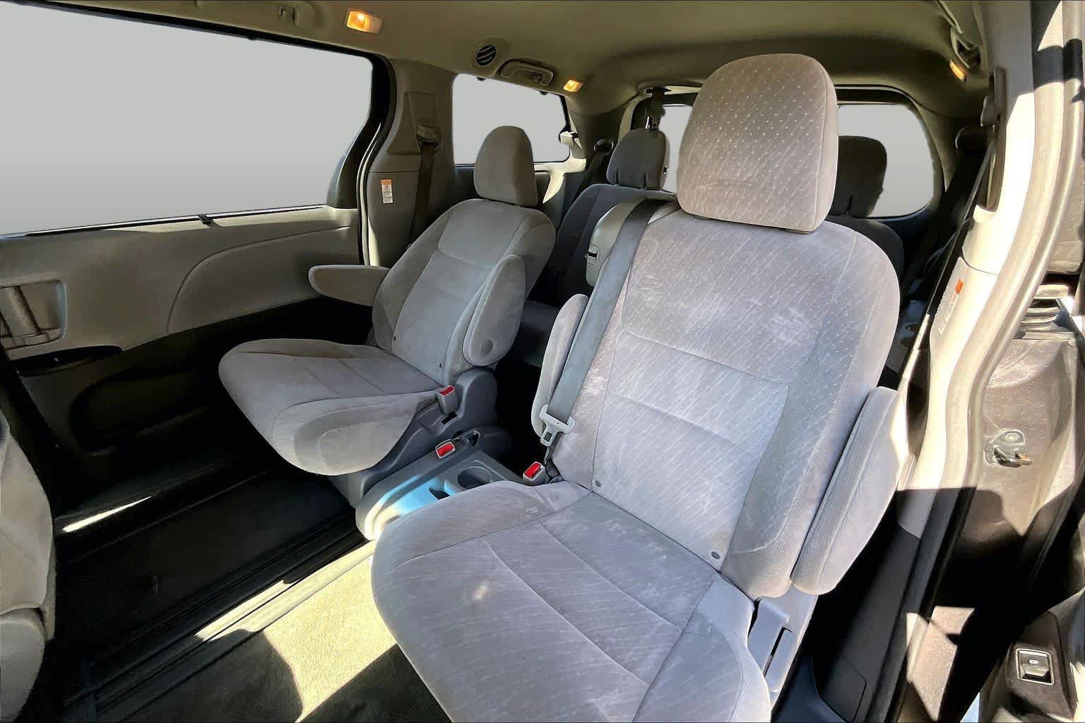 Used 2017 Toyota Sienna LE w/ Protection Package FWD image 16