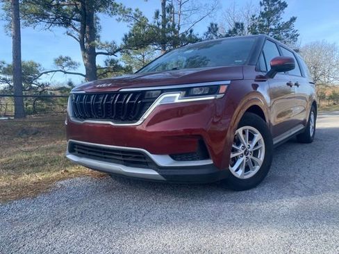 Used 2023 Kia Carnival LX image 3