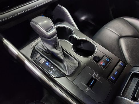 Used 2022 Toyota Highlander XLE FWD image 40