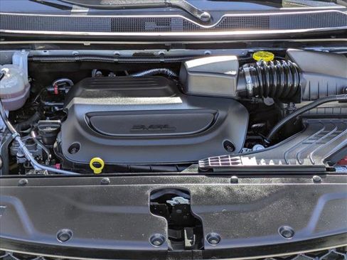 Used 2024 Chrysler Pacifica Touring-L FWD image 22
