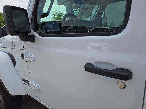 New 2025 Jeep Gladiator Sport image 21