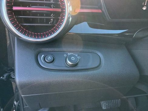 Used 2025 Chevrolet Trax RS w/ Sunroof Package image 28