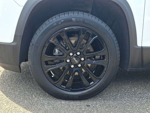 Used 2023 GMC Acadia SLE w/ Driver Convenience Package FWD image 8