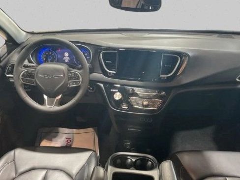Used 2025 Chrysler Pacifica Select FWD image 16