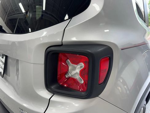 Used 2017 Jeep Renegade Latitude w/ Popular Equipment Group image 8