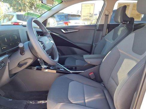Used 2025 Kia Niro LX image 9