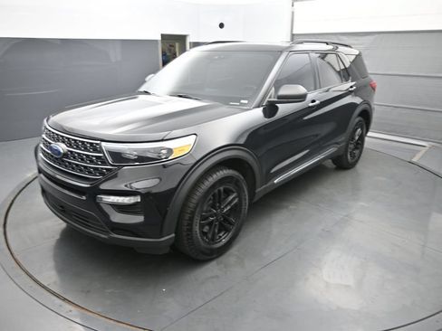 Used 2021 Ford Explorer XLT w/ Equipment Group 202A AWD/4WD image 13