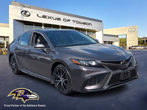Used 2022 Toyota Camry SE image 1