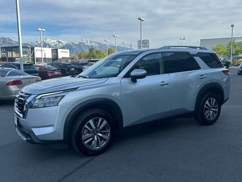 Used 2025 Nissan Pathfinder SL AWD/4WD image 5