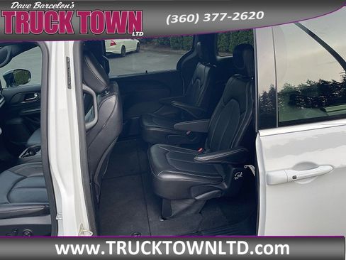 Used 2025 Chrysler Pacifica Select FWD image 10