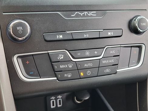 Used 2019 Ford Fusion SE image 22