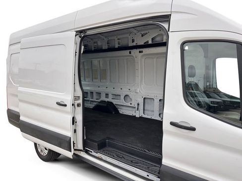 Used 2022 Ford E-Transit 148 High Roof Extended image 20