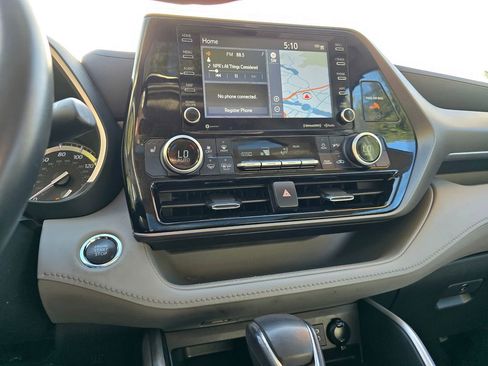 Used 2022 Toyota Highlander XLE image 18