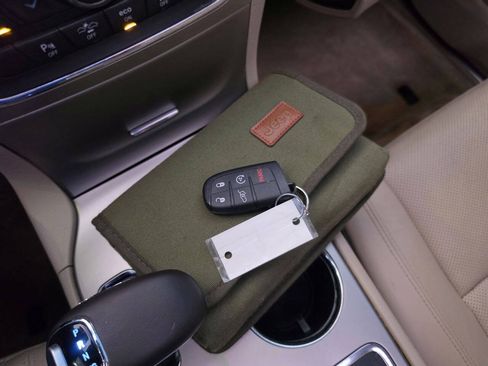 Used 2015 Jeep Grand Cherokee Overland w/ Advanced Technology Group AWD/4WD image 11