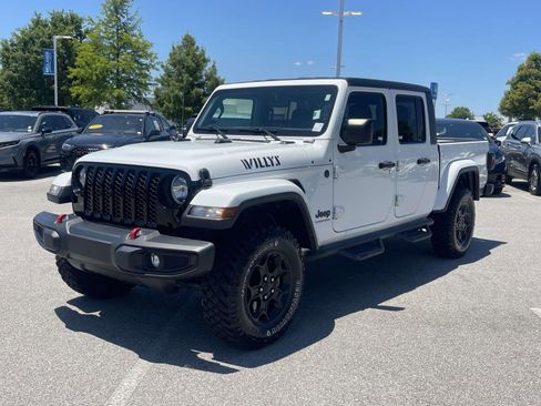Used 2023 Jeep Gladiator Sport AWD/4WD image 3
