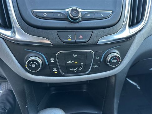 Used 2022 Chevrolet Equinox LS w/ LS Convenience Package image 17