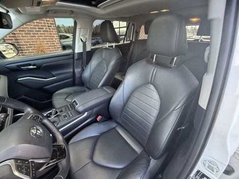 Used 2020 Toyota Highlander XLE image 19