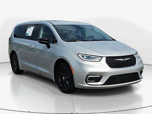 Used 2024 Chrysler Pacifica Touring-L FWD image 3
