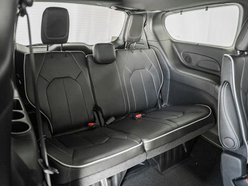 New 2026 Chrysler Pacifica Limited w/ Uconnect Theater Family Group FWD image 32