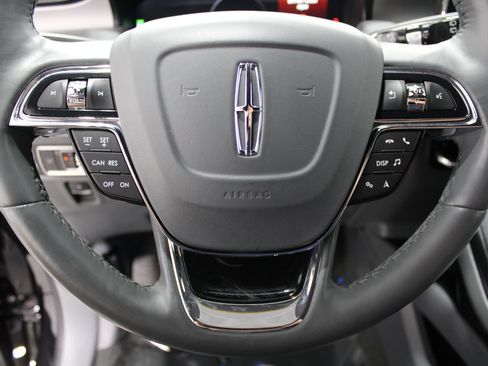 Used 2022 Lincoln Nautilus Reserve AWD/4WD image 33