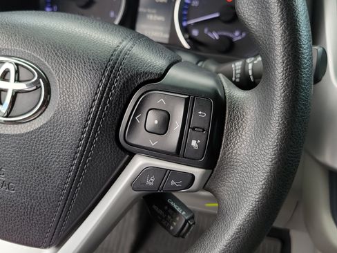 Used 2018 Toyota Highlander LE FWD image 27