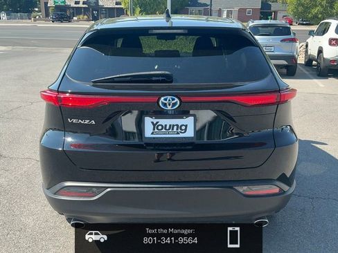 Used 2023 Toyota Venza LE image 1