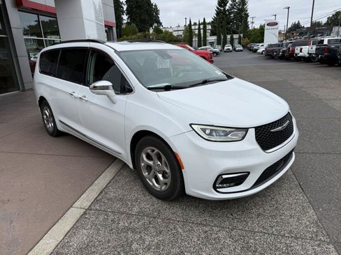 Used 2022 Chrysler Pacifica Limited FWD image 8
