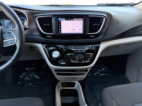 Used 2022 Chrysler Voyager LX FWD image 15