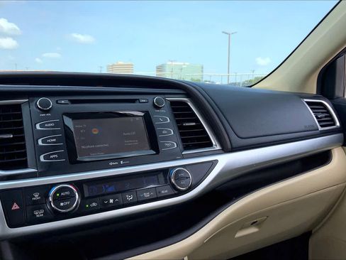 Used 2015 Toyota Highlander Plus FWD image 35