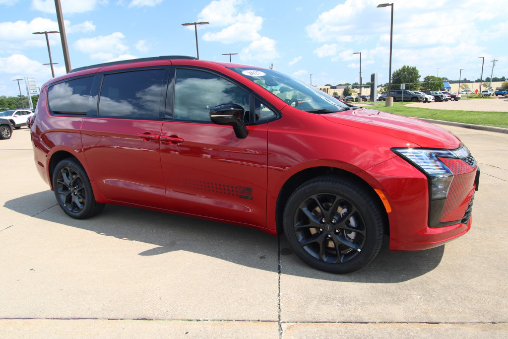 New 2027 Chrysler Pacifica Select AWD/4WD image 3