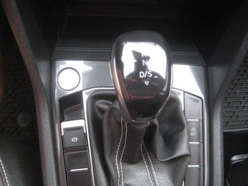 Used 2023 Volkswagen Tiguan SE w/ Panoramic Sunroof Package AWD/4WD image 19