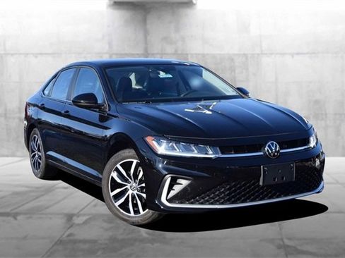 Certified 2025 Volkswagen Jetta SE w/ Sunroof Package image 2